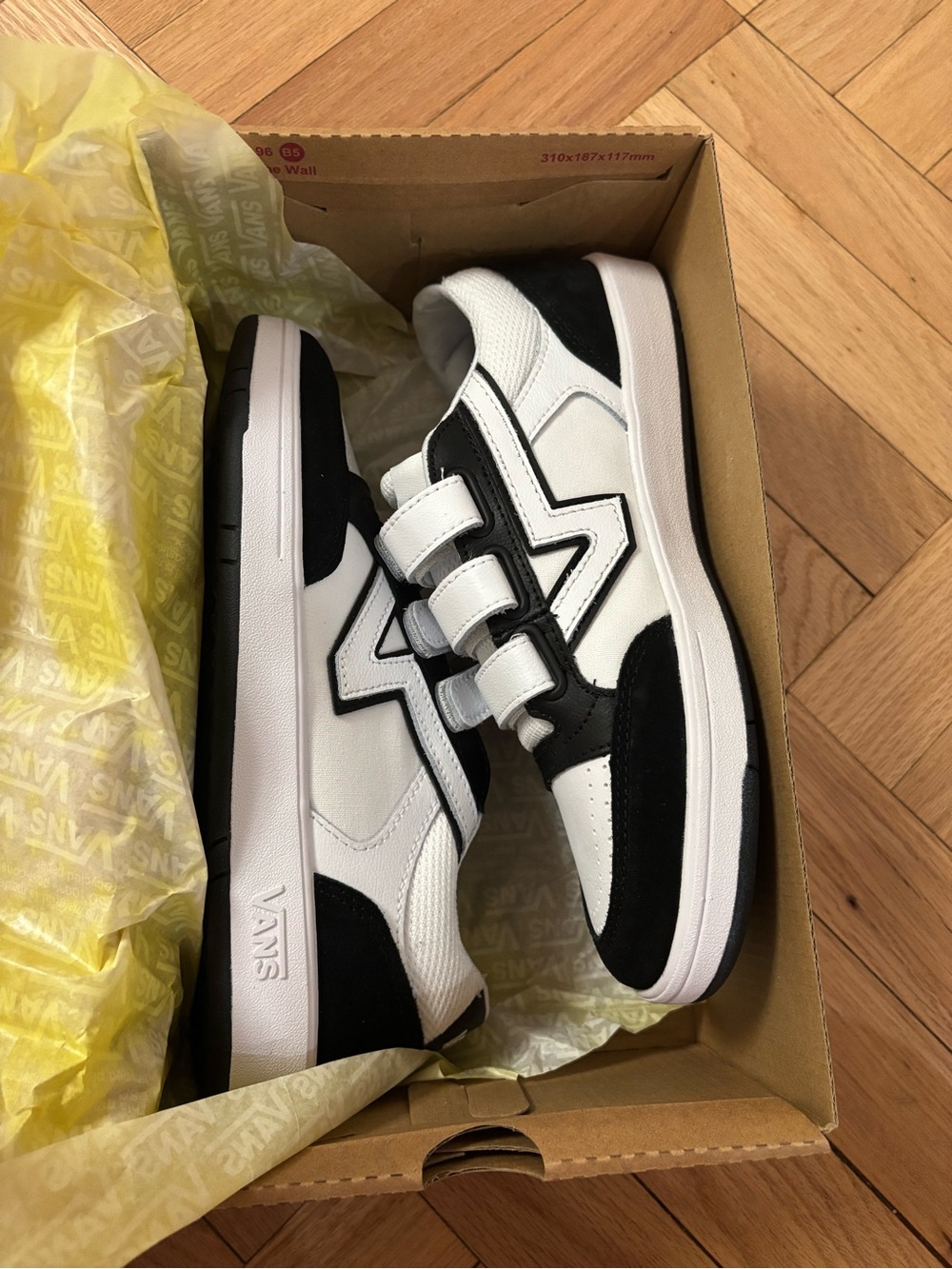 Vans Lowland Cc V Black / True White Low Sneakers Mens Size 7 W8.5 VN000CTH6BT